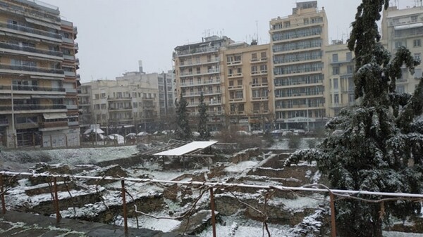 Χιονίζει στη Θεσσαλονίκη - Το έστρωσε και στο κέντρο