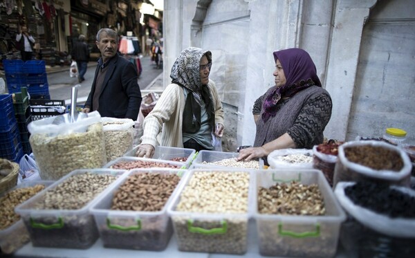 Η Τουρκία ρίχνει και άλλο τις τιμές σε ρύζι, όσπρια και λαχανικά ενόψει εκλογών