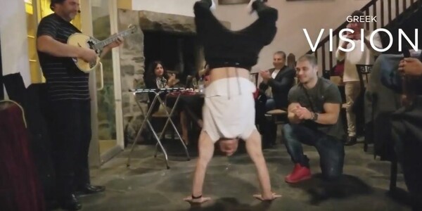 O Λευτέρης Πετρούνιας χορεύει ζεϊμπέκικο και γιορτάζει το θρίαμβό του