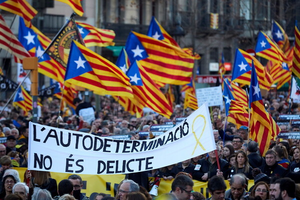 Βαρκελώνη: Ογκώδης διαδήλωση υπέρ των 12 Καταλανών αυτονομιστών