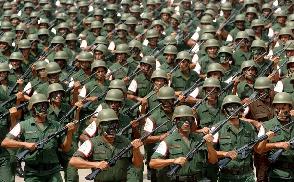 Βενεζουέλα: Πάνω από 150 στρατιωτικοί λιποτάκτησαν και πέρασαν στην Κολομβία