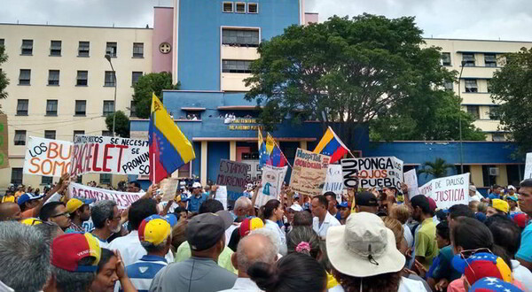 Συγκρούσεις έξω από νοσοκομείο στη Βενεζουέλα - Ένας τραυματίας