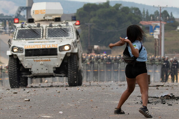 Τέσσερις νεκροί και 58 τραυματίες από τις συγκρούσεις στα σύνορα της Βενεζουέλας