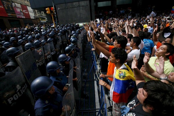 Ρωσία: Oι ΗΠΑ ετοιμάζουν στρατιωτική επέμβαση στη Βενεζουέλα για την ανατροπή του Μαδούρο