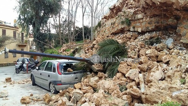 Χανιά: Κατέρρευσε τμήμα μνημείου - Σοβαρές ζημιές σε αυτοκίνητα