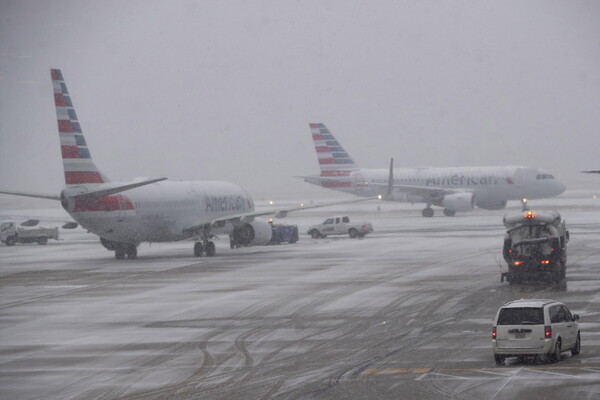 Φωτογραφίες από τη χιονοθύελλα στις ΗΠΑ - Χάος με τις πτήσεις και λευκό τοπίο σε πολλές πόλεις