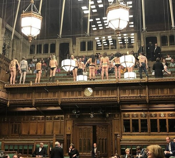 Γυμνή διαμαρτυρία στο βρετανικό κοινοβούλιο - Ακτιβιστές γδύθηκαν την ώρα της συζήτησης του Brexit