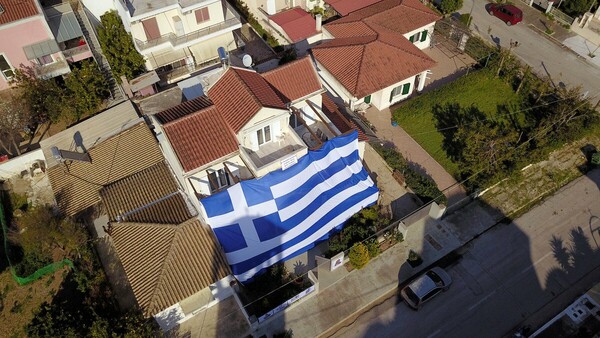 Μια τεράστια ελληνική σημαία κάλυψε σπίτι στη Νέα Κίο