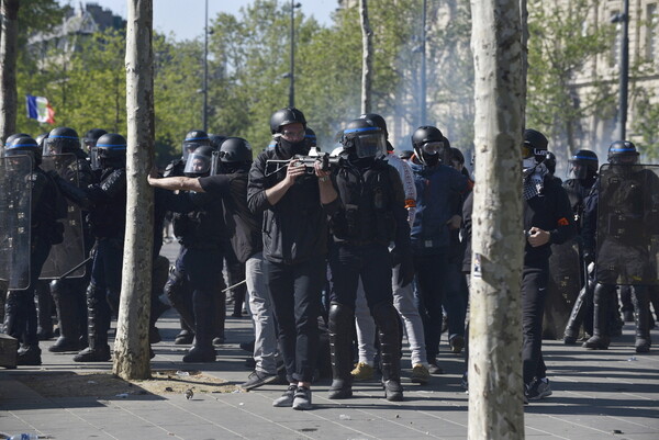Επί ποδός 7.400 αστυνομικοί στο Παρίσι για την Εργατική Πρωτομαγιά υπό τον φόβο επεισοδίων