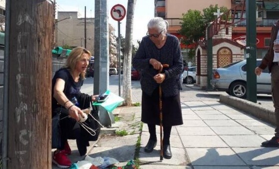«Δεν θα ξαναβγώ να πουλήσω παντοφλάκια»: λέει η 90χρονη που συνελήφθη και κρατήθηκε 12 ώρες