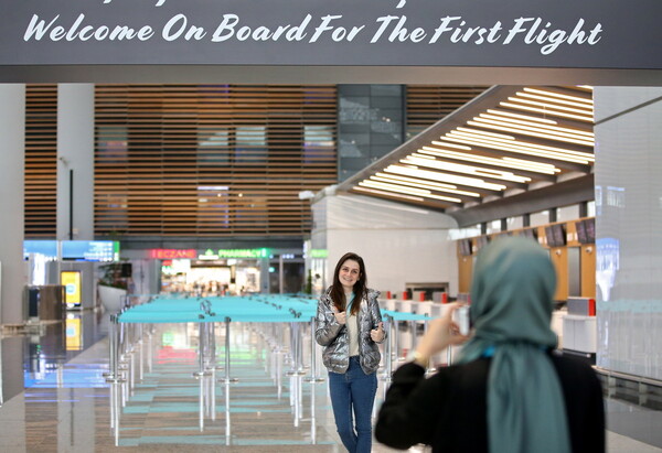 Το γιγαντιαίο αεροδρόμιο της Κωνσταντινούπολης άνοιξε - Οι πρώτες εικόνες και οι πρώτοι επιβάτες