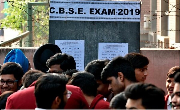 Ινδία: 19 μαθητές αυτοκτόνησαν εξαιτίας της βαθμολογίας στις σχολικές εξετάσεις που αμφισβητείται