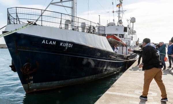 Ιταλία: Ανεπιθύμητο το διασωστικό Alan Kurdi - Ταξιδεύει εν μέσω τρικυμίας με 64 μετανάστες