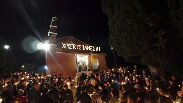 Χιλιάδες βεγγαλικά στην Κέρκυρα - Ορθόδοξοι και Καθολικοί γιόρτασαν μαζί την Ανάσταση