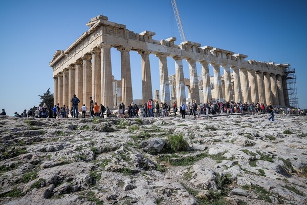 Επισκευάζουν το αλεξικέραυνο στην Ακρόπολη, μετά τον τραυματισμό τεσσάρων ατόμων