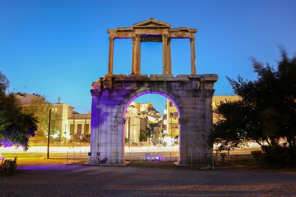 Μπλε η Αψίδα του Αδριανού για την Παγκόσμια Ημέρα Ευαισθητοποίησης για τον Αυτισμό