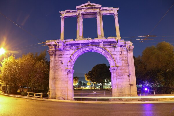 Μπλε η Αψίδα του Αδριανού για την Παγκόσμια Ημέρα Ευαισθητοποίησης για τον Αυτισμό