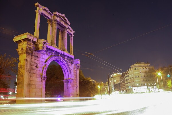 Μπλε η Αψίδα του Αδριανού για την Παγκόσμια Ημέρα Ευαισθητοποίησης για τον Αυτισμό