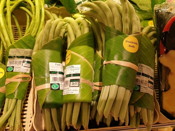 Φύλλα μπανανιάς αντί για πλαστικό: Η πράσινη στροφή σε Ταϊλάνδη και Βιετνάμ