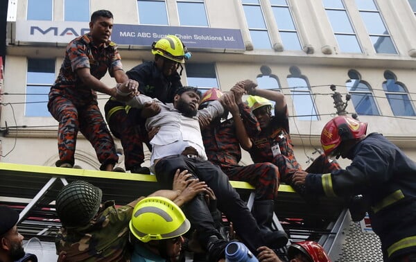 Μπαγκλαντές: 17 νεκροί από την πυρκαγιά σε κτίριο - Έπεφταν στο κενό για να γλιτώσουν