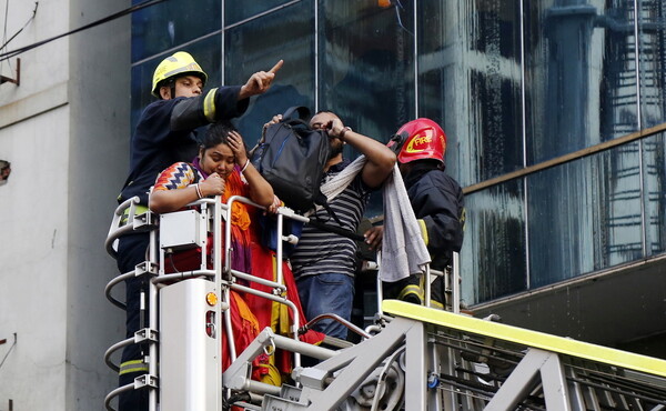 Μπαγκλαντές: 17 νεκροί από την πυρκαγιά σε κτίριο - Έπεφταν στο κενό για να γλιτώσουν