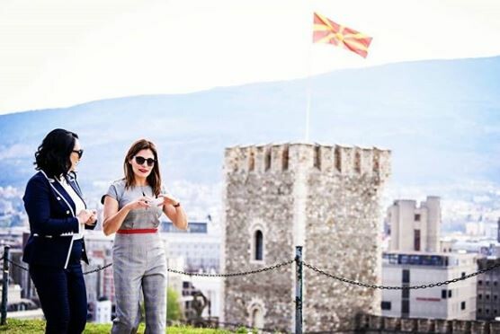 Η Μπέττυ Μπαζιάνα με την σύζυγο του Ζάεφ στο κάστρο των Σκοπίων - Αντάλλαξαν δώρα