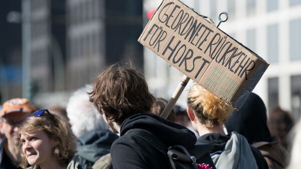 Βερολίνο: Χιλιάδες στη διαδήλωση εναντίον του νομοσχεδίου για τις απελάσεις μεταναστών