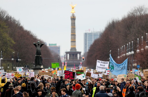 «Σώστε τον πλανήτη μας»: Τουλάχιστον 20.000 μαθητές στους δρόμους του Βερολίνου για το κλίμα