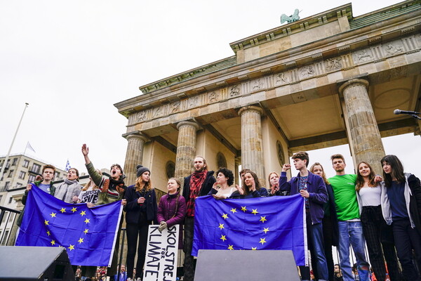 «Σώστε τον πλανήτη μας»: Τουλάχιστον 20.000 μαθητές στους δρόμους του Βερολίνου για το κλίμα