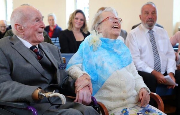 Βετεράνοι του Β΄Παγκοσμίου Πολέμου ερωτεύτηκαν στα 97 και θα ζήσουν μαζί