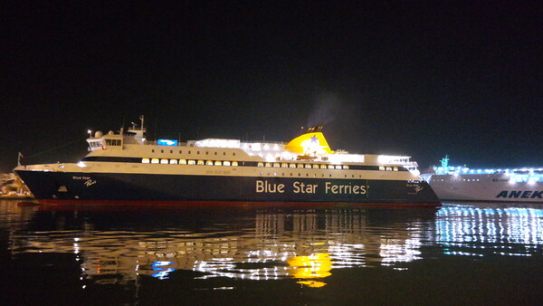 Επιστρέφει στον Πειραιά λόγω βλάβης το Blue Star Paros