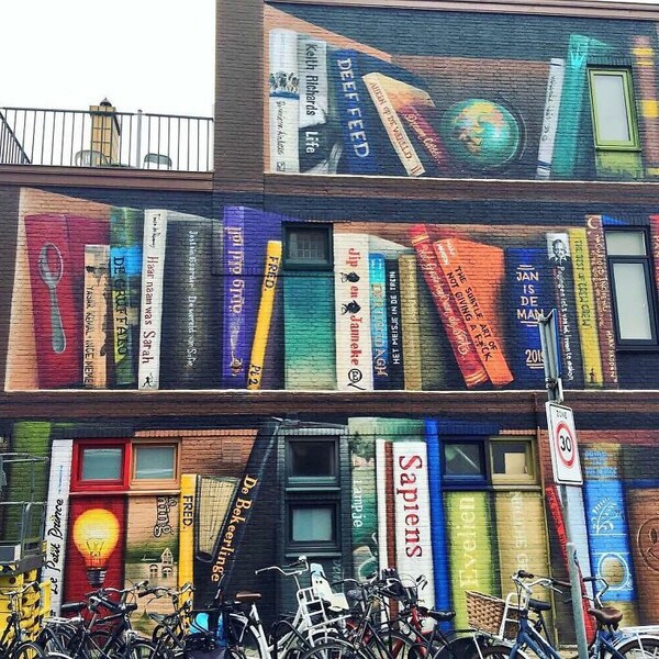 Street Art για βιβλιοφάγους: Δύο καλλιτέχνες ζωγράφισαν μια τεράστια βιβλιοθήκη σε ένα κτίριο στην Ουτρέχτη
