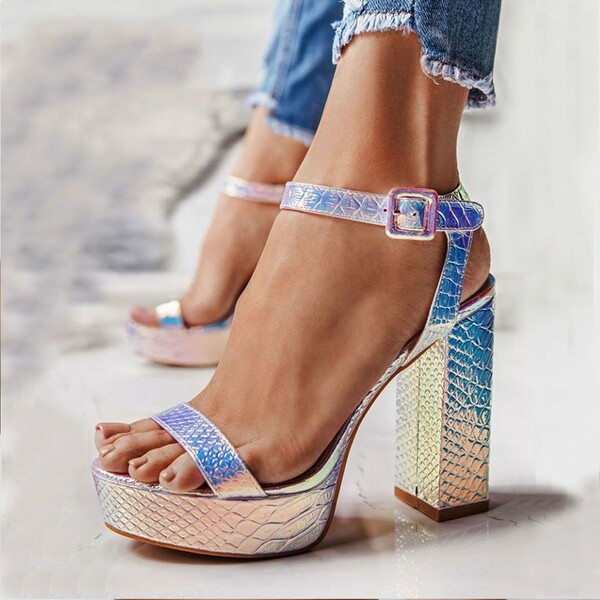 Ανακαλύψαμε τα πιο κομψά και προσιτά παπούτσια για τις εξόδους των γιορτών