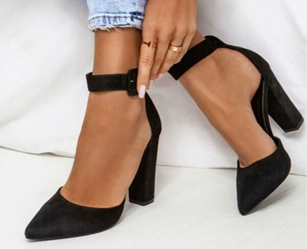 Ανακαλύψαμε τα πιο κομψά και προσιτά παπούτσια για τις εξόδους των γιορτών