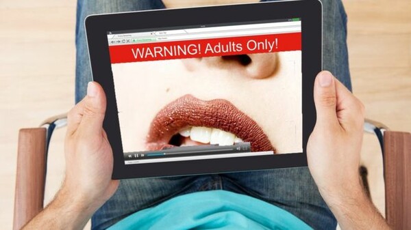 Η Βρετανία θα ελέγχει την ηλικία όσων βλέπουν πορνό στο ίντερνετ