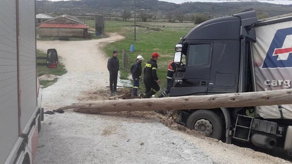 Ιωάννινα: Νταλίκα παρασύρθηκε από τον ισχυρό άνεμο