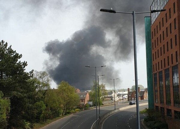 Διαδοχικές εκρήξεις και πυρκαγιά στο Ντέρμπι της Αγγλίας