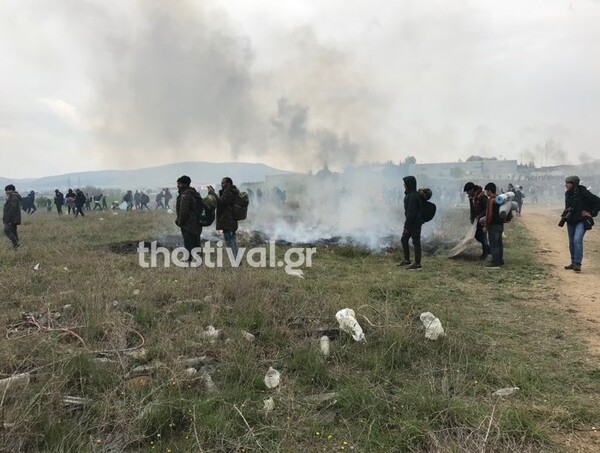 Πόλεμος με πέτρες και χημικά στα Διαβατά - Ένταση και επεισόδια στο κέντρο φιλοξενίας