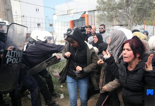 Ένταση και χημικά στα Διαβατά - Συγκρούσεις προσφύγων με τα ΜΑΤ