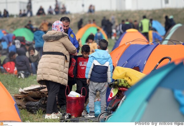 Τα Διαβατά έγιναν η νέα Ειδομένη - Αποφασισμένοι να παραμείνουν οι πρόσφυγες μέχρι να ανοίξουν τα σύνορα