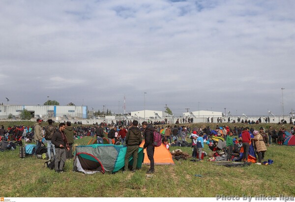 Τα Διαβατά έγιναν η νέα Ειδομένη - Αποφασισμένοι να παραμείνουν οι πρόσφυγες μέχρι να ανοίξουν τα σύνορα