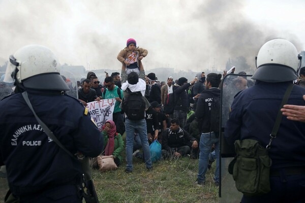 Αδειάζει ο αυτοσχέδιος καταυλισμός προσφύγων στα Διαβατά μετά από μια μέρα επεισοδίων