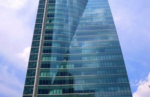 Μαδρίτη: Εκκενώνεται ουρανοξύστης όπου στεγάζονται πρεσβείες - Απειλές για βόμβα