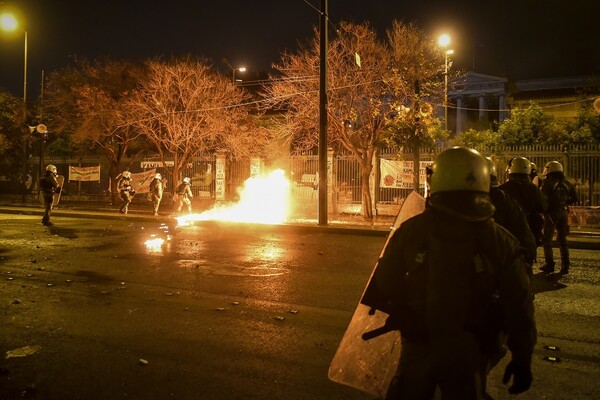 Πεδίο μάχης ξανά τα Εξάρχεια - Επεισόδια με πετροπόλεμο και μολότοφ