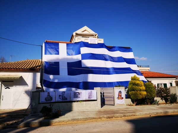 Μια τεράστια ελληνική σημαία κάλυψε σπίτι στη Νέα Κίο