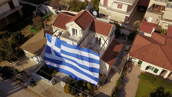 Μια τεράστια ελληνική σημαία κάλυψε σπίτι στη Νέα Κίο