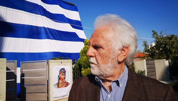 Μια τεράστια ελληνική σημαία κάλυψε σπίτι στη Νέα Κίο