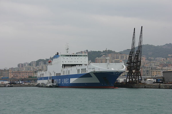 Πρόσκρουση πλοίου μεταφοράς βαρέων οχημάτων στο λιμάνι της Πάτρας