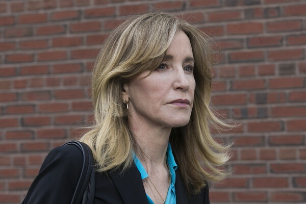 Η Felicity Huffman, από τις «Νοικοκυρές σε Απόγνωση», δηλώνει ένοχη για το πανεπιστημιακό σκάνδαλο δωροδοκίας
