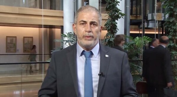 Παραιτήθηκε και τρίτος ευρωβουλευτής της Χρυσής Αυγής - Βολές κατά Μιχαλολιάκου